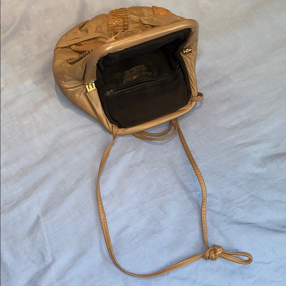 VINTAGE GENUINE HANDCRAFTED CARMEL BROWN LEATHER PURSE IN WONDERFUL CONDITION! - Picture 5 of 8